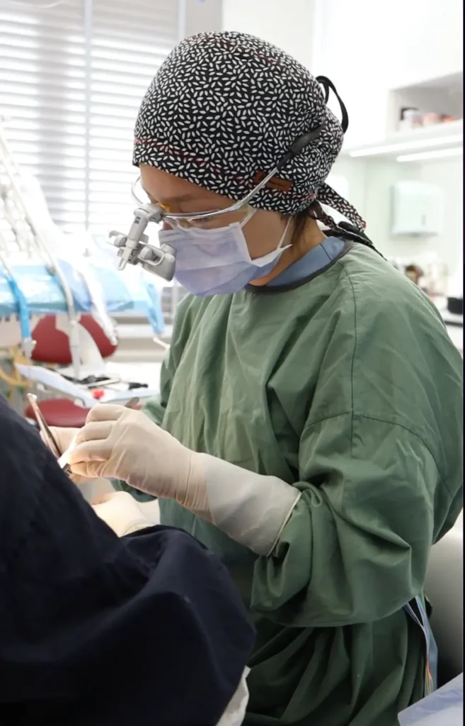 Enfekte olmuş diş sinirlerinin temizlendiği ve dişin kurtarıldığı ağrısız kanal tedavisi (endodonti) uygulaması.
